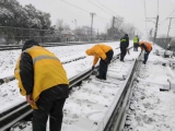 长三角铁路战风雪保畅通 蚌埠南站成立70人扫雪队