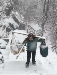 大雪紛飛，挑山工為堅守千米之巔的黃山職工送物資