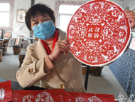 淮南：剪紙藝人通過剪紙作品為武漢加油