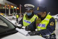   “江淮戰‘疫’黨旗飄揚”|夜幕下的守護
