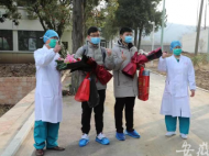淮南市首批兩位確診新型冠狀病毒感染的肺炎患者同時康復出院