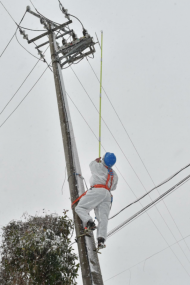 風雪致淮南9.4萬用戶停電，供電部門緊急搶修