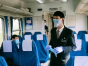 鐵路列車員們兼職疫情防控宣傳員
