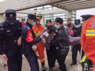 合肥一女子欲跳樓輕生 眾人合力將其救下