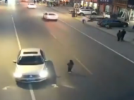街道上獨(dú)自玩滑板車 女童瞬間被撞倒