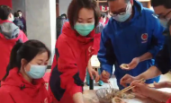 武漢志愿者包餃子為安徽醫療隊餞行    （視頻）    