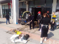 合肥一商業(yè)街突發(fā)火情 幸遇城管人員巡查及時撲救