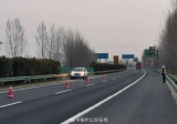 男子不熟悉路线  合徐高速公路上逆行一公里多还违停