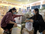 合肥市翡翠学校教师开始为学生分装教材教辅
