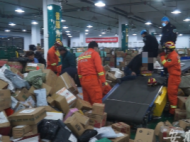 快遞分揀員左腿卷入運(yùn)輸機(jī) 合肥消防緊急破拆救援