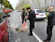 路遇道不平，淮南大通法院干警當(dāng)起“鋪路工”