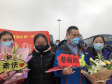 女儿到机场接爸爸凯旋：为庆祝爸爸回家，我学会了做蛋炒饭