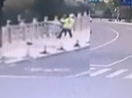 “給我家人打電話！”老人喊完這句話意欲輕生 幸好輔警環(huán)抱救下