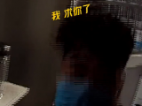 男子高速公路无证驾驶被查后下跪求饶  民警怒斥：站起来！