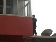房子內有人聚眾賭博 警察趕到后發(fā)現有人因害怕躲進衣柜