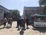 黄山市屯溪老街迎来游客（图）