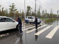 安慶市宜秀區大橋街道：應急分隊冒雨疏導交通  倡導文明祭祀新風尚