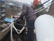 蚌埠：樓頂上太陽能搖搖欲墜 防疫志愿者合力排險