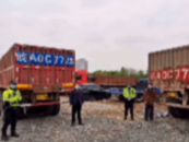 三輛半掛車使用同一號(hào)牌 涉事車輛被暫扣