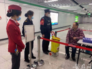 合肥七旬老人地鐵站走失 民警挨家挨戶敲門幫他找到家