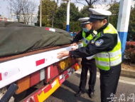 在家帶娃受到啟發 蕪湖一交警發明“防撞神器”