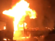 高速路上半掛車爆胎起火 現場火光沖天