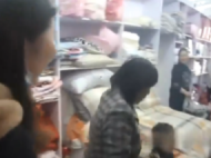 媽媽忙著做生意女兒走失了 幸好找回 民警：一定要加強看護