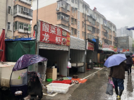 成排活動板房“藏身”合肥銅陵路東菜市 部門：違章搭建 將拆除