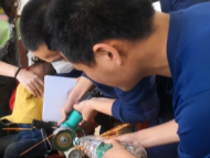 2歲寶寶小手卡進保溫杯 消防員切割杯底解救