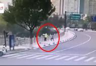 合肥一老太欲跳橋輕生 交警飛撲上前將其救下
