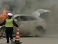 越野車高速上突發(fā)自燃  池州交警緊急救援