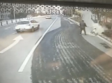 路遇电动车起火 阜阳一公交乘务员拎起灭火器冲上前灭火