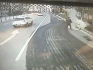 路遇电动车起火 阜阳一公交乘务员拎起灭火器冲上前灭火