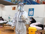越來越多的患者治愈出艙 在防護服上催女兒學習的她期待“關(guān)艙大吉”