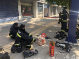 合肥宝业窗帘家纺广场大火续：多位市民自发买食物送给消防员