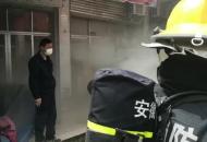 合肥裕豐花市一商鋪著火 消防快速救援