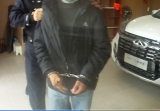 惯犯从玻璃门缝挤进汽车店里盗窃   结果挤不出来被逮个正着