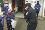淮南一八旬老太太雨中迷路 熱心人愛心接力助其回家
