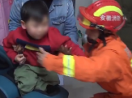 蕪湖一男童腳被卡入按摩椅：消防員叔叔，幫幫我吧