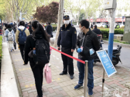 高三復學第一天 合肥老城區重啟“護學崗” 