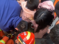 騎車帶娃要小心！幼童被電動車卡住腳 鮮血直流