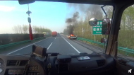 合安高速上一貨車行駛中起火  路過車輛鳴笛提醒