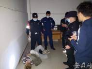 男子酒后爬上10余米窗臺輕生 合肥民警勸解1小時將其救下