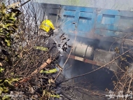 為避讓小狗農(nóng)用車側(cè)翻后自燃 蕪湖消防民警緊急救援