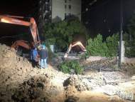 地鐵施工圍墻突然倒塌砸中水管 合肥一小區上千戶居民被停水