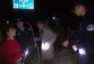 七旬老人上山砍柴走失 民警深夜組織群眾將其找回