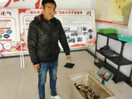 銅陵一男子深夜潛入公園偷魚 警民合力當場抓獲
