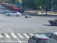 電動(dòng)車車主闖紅燈被撞斷3根肋骨，一查竟還是醉駕！