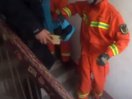 男子突發腦溢血暈倒屋內 路過鄰居聽到微弱求救聲報警