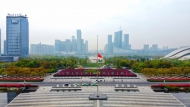 合肥市政府廣場降半旗致哀 市民自發前來默哀